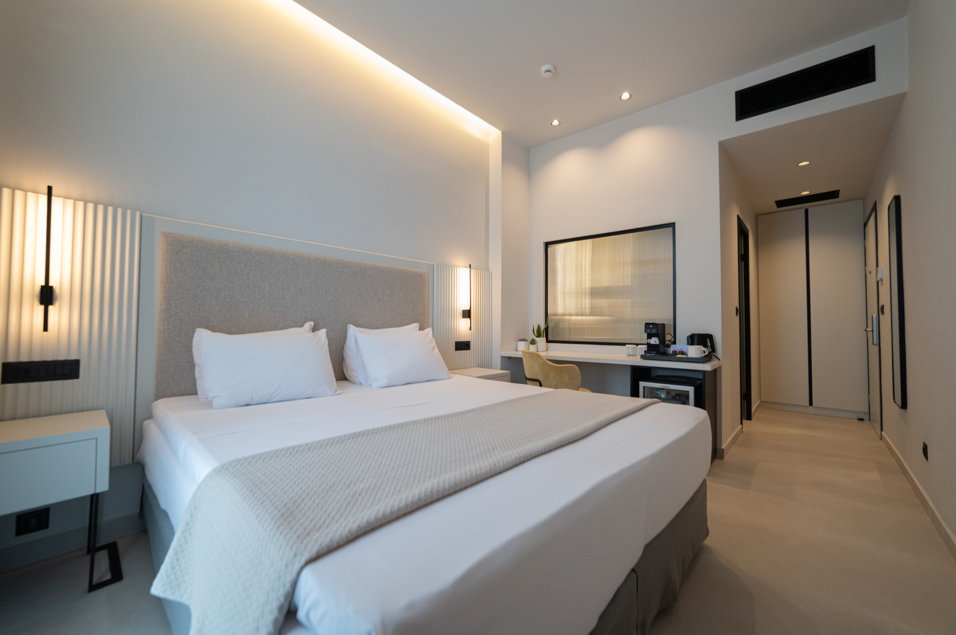 Superior room - king bed and workspace