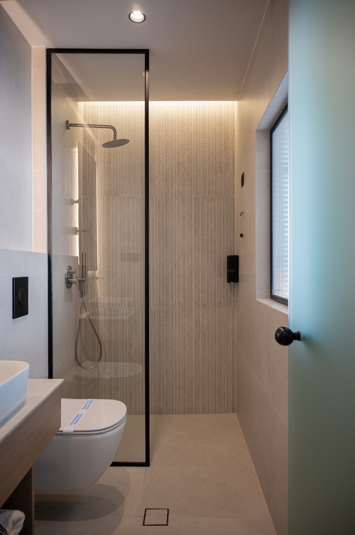 Deluxe Room with Extra Bed — en-suite bathroom with rainfall shower